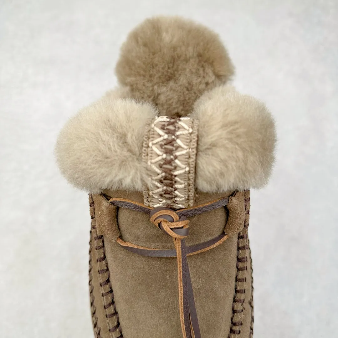 Pick up locally 💰520 UGG 8260 Alpine half-mug autumn and winter sheep fur integrated snow boots. All shoes are made of ZP. Longfeng A-grade Australian imported sheep fur integrated brand OEM production line. Fully follow the ZP process. OEM original pattern maker. Adhering to the principle of no original shoes and no development selection. Pay attention to every detail. The most authentic version on the market. TREADLITE "Light Wing" technology outsole. Lightweight/durable/flexible/pile size: 35 36 37 38 39 40 Coding: by2936070
